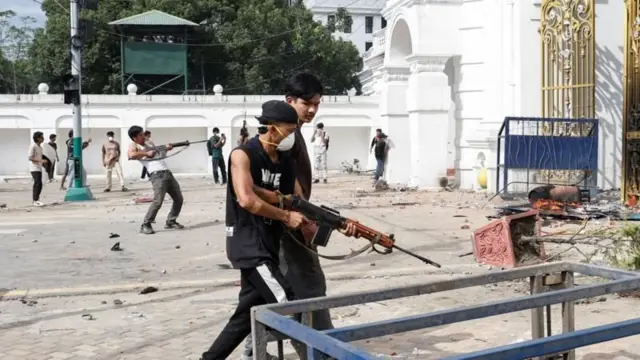 २०८२ भदौ २४ गते प्रदर्शनका क्रममा सिंहदरबारबाहिक बन्दुक बोकेका एक प्रदर्शनकारी 