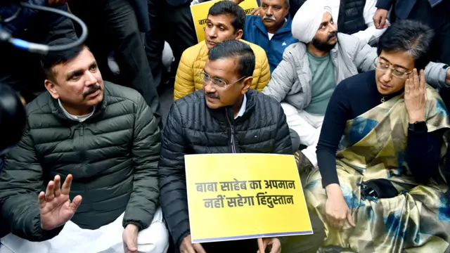 दिल्ली की मुख्यमंत्री आतिशी, अरविंद केजरीवाल, संजय सिंह और मंत्री सौरभ भारद्वाज 