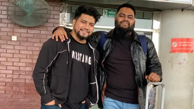 রাশিয়া যাওয়ার দিন ঢাকায় বিমানবন্দরে ছোট ভাইয়ের সঙ্গে সাহিদ মোস্তফা তাঈন (ডানে)