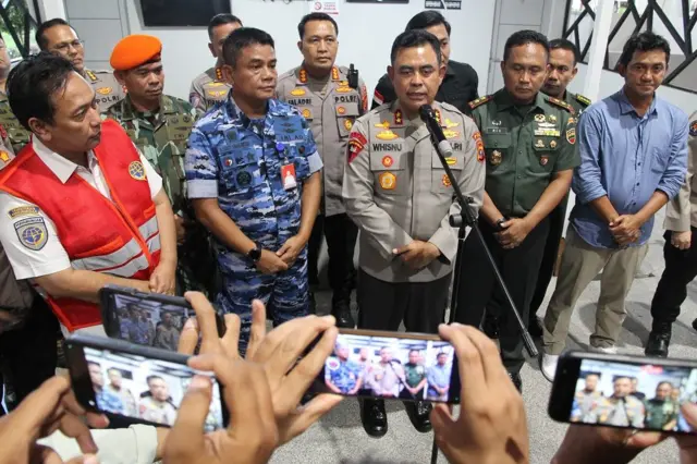 Kapolda Sumatera Utara Irjen Pol Whisnu Hermawan Februanto (tengah) bersama Pangdam I/Bukit Barisan Mayjen TNI Rio Firdianto (ketiga kanan) dan Kepala Kantor Otoritas Bandara Udara Wilayah II Medan Asri Santosa (kiri) memberikan keterangan kepada wartawan perihal dugaan teror bom pesawat Saudi Airlines di Bandara Internasional Kualanamu, Kabupaten Deli Serdang, Sumatera Utara, Selasa (17/06).