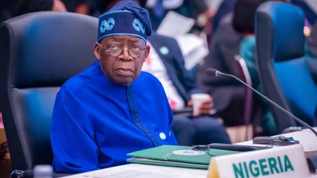 Shugaba Tinubu zaune a wurin taron