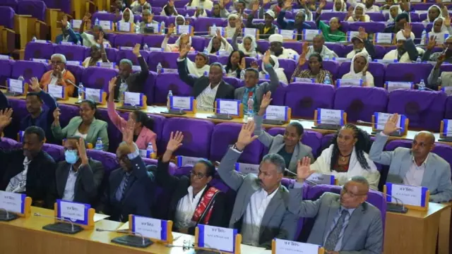 ኣብ መናብሮ ኮይኖም ኢዶም ብምውጻእ ድምጾም ዝህቡ ኣባላት ቤት ምኽሪ