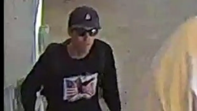 Homme vêtu de noir et portant des lunettes de soleil