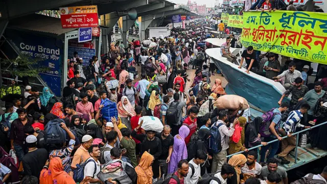 ২০২৬ সালের ১৮ই মার্চ ঈদুল ফিরতকে সামনে রেখে বাংলাদেশের ঢাকার সদরঘাট লঞ্চ টার্মিনালে ঘরমুখো মানুষের ভীড়। 