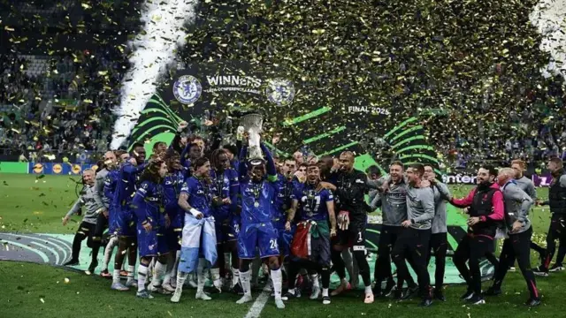 لاعبو تشيلسي خلال الاحتفال بتتويجهم ببطولة دوري المؤتمر الأوروبي