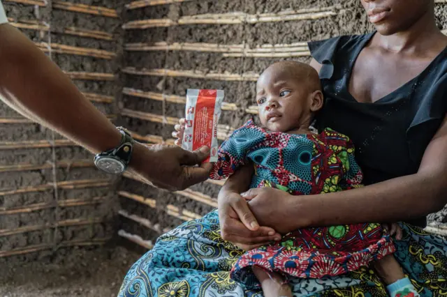 Ilmo yar oo la siinayo Lowska nafaqaysan 