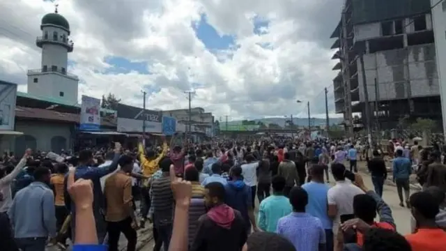 ምፍራስ መስጊዳት ብምቅዋም ናብ ሰልፊ ዝወፅኡ ኣመንቲ