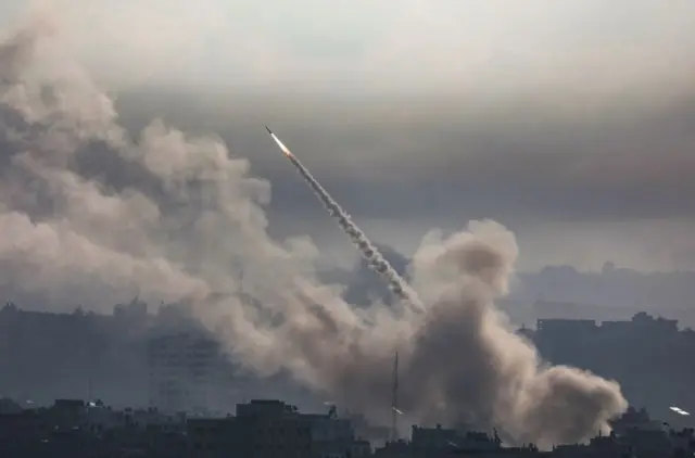 ராக்கெட் தாக்குதல்களை நடத்தி இஸ்ரேலுக்குள் நுழைந்த காஸா போராளிகள் - என்ன நடக்கிறது?