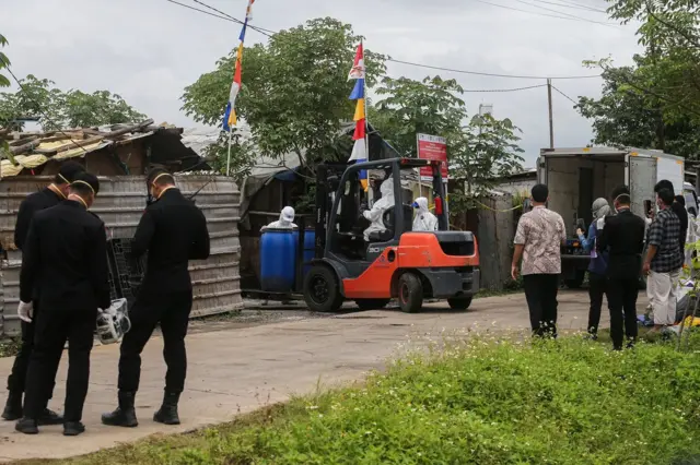 Tim Khusus Pelaksana melakukan dekontaminasi terhadap temuan yang tercemar radiasi Cesium-137 (Cs-137) di Kawasan Industri Modern Cikande.