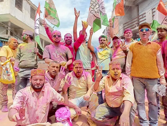 बद्रीनाथ में कांग्रेस की जीत का जश्न मनाते पार्टी कार्यकर्ता