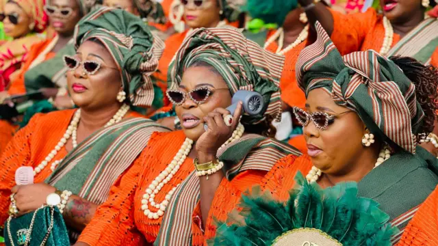 Awọn obinrin ro dẹdẹ kan dudu nibi ayẹyẹ Ojude Oba.