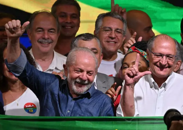 Lula celebra con sus seguidores luego de ganar el balotaje contra Bolsonaro en octubre de 2022. 