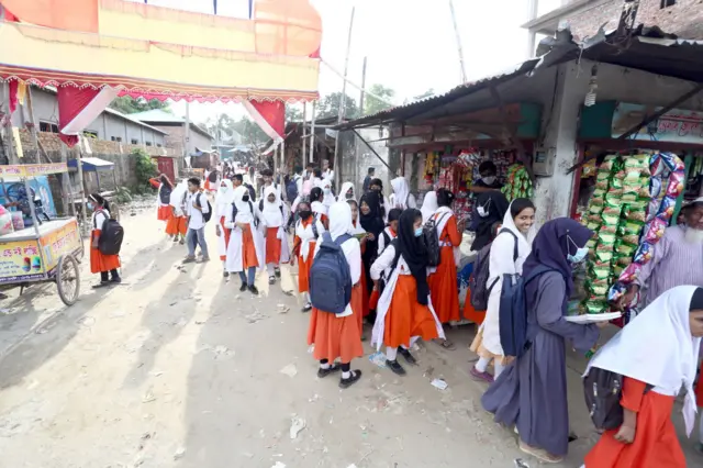 জঙ্গল সলিমপুরে স্কুল শিক্ষার্থিরা 