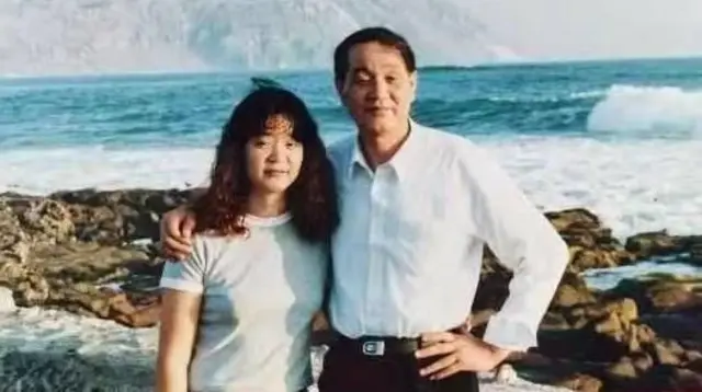 Tania Zeng et son père dans la ville de Viña del Mar, cinq ans après leur arrivée au Chili.