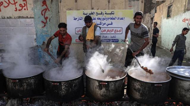 Hombres cocinan para quienes están en el sur de Gaza.