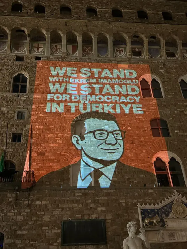 İmamoğlu'nun görselinin üzerinde İngilizce "Ekrem İmamoğlu'nun yanındayız, Türkiye'de demokrasinin yanındayız" yazıyor.