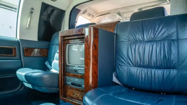 یک تلویزیون و یک دستگاه پخش ویدیوی VHS در ماشین قرار دارد