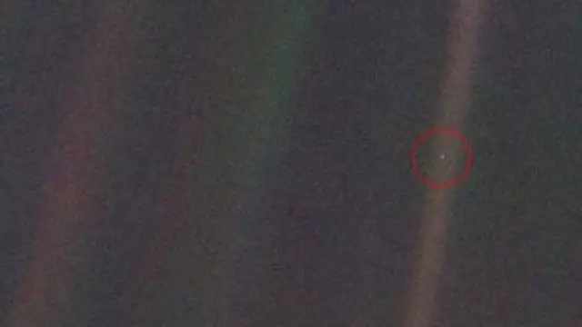 तो फिकट निळसर ठिपका, म्हणजे आपली पृथ्वी आहे.