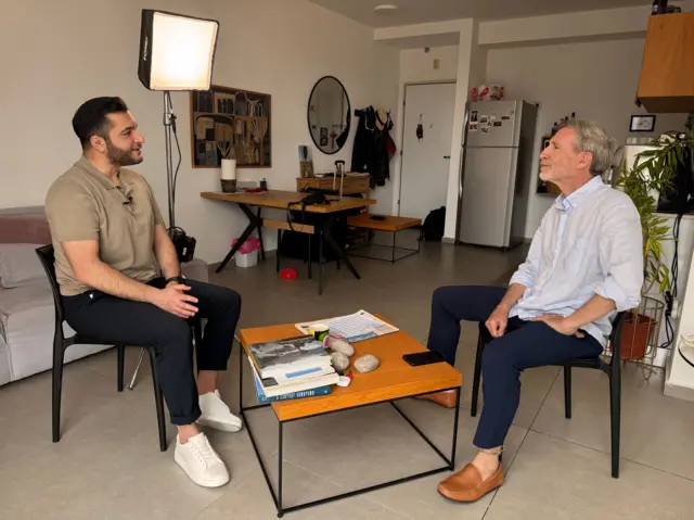  الطيار الإسرائيلي السابق في سلاح الجو جاي بوران مع مراسل بي بي سي