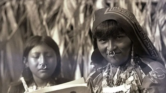 Perempuan Guna tidak diizinkan mengenakan pakaian tradisional mereka.