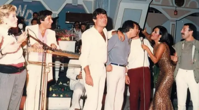 Ajda Pekkan, Ferdi Özbeğen, Müjdat Gezen, Nükhet Duru ve Ali Kocatepe birlikte sahnedeler