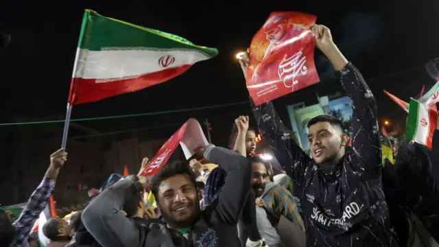 Les Iraniens célèbrent en brandissant des drapeaux et des bannières après une attaque de missiles contre Israël, le 1er octobre.