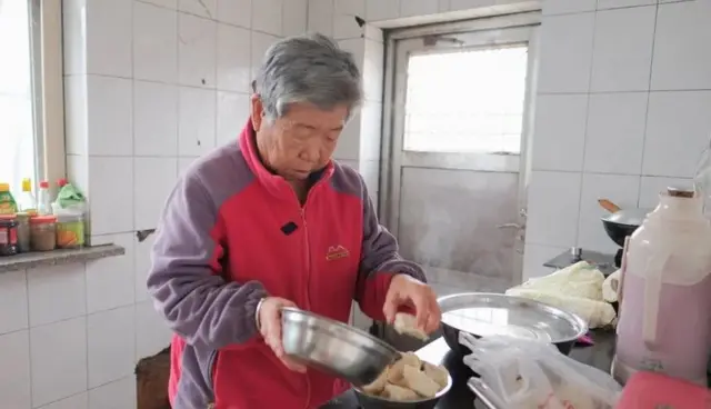 M. Cao et sa femme disent qu'ils ne veulent pas quitter leur village pour vivre en ville.