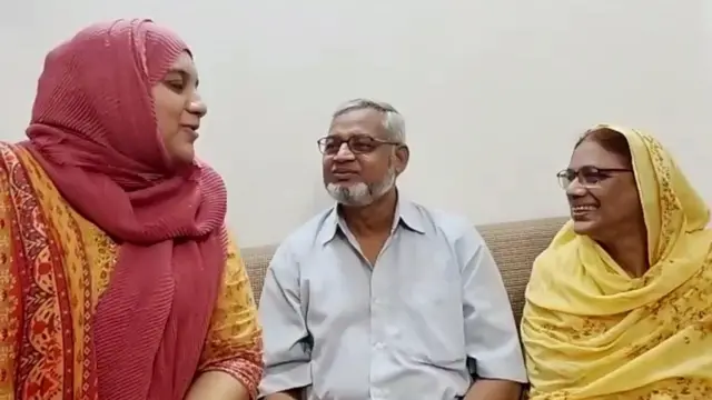 মা নাজমা বেগম (ডানে) ও বাবা শাহ্ বাবুল আহমেদের (মাঝে) সাথে বদরুন নাহার তমা