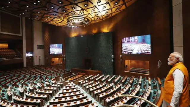 নতুন সংসদ ভবনের অধিবেশ কক্ষ পরিদর্শন করছেন নরেন্দ্র মোদী