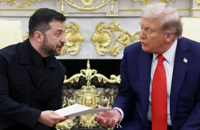 No Salão Oval da Casa Branca, o presidente da Ucrânia, Volodymyr Zelensky, entrega ao seu colega americano, Donald Trump, a carta de agradecimento da sua esposa, Olena Zelenska, para a primeira-dama dos Estados Unidos, Melania Trump.