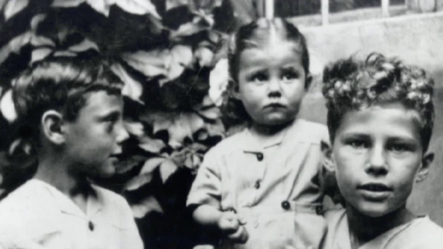 Armani (a la izquierda) junto a dos amigos durante su infancia.