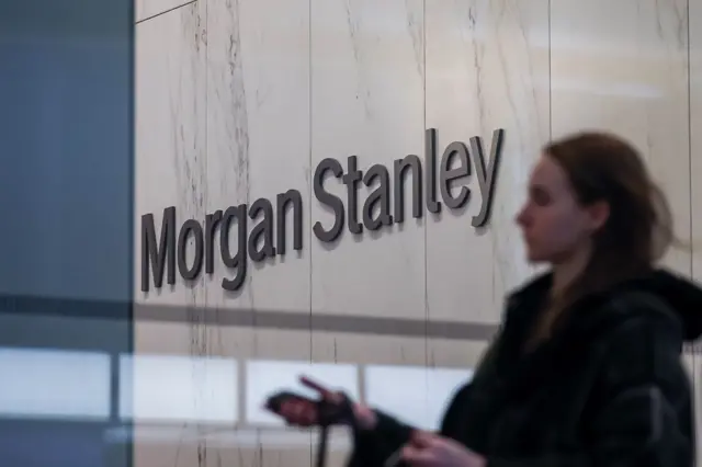 Una mujer camina frente a la sede de Morgan Stanley en Nueva York, EE. UU., 9 de abril de 2026