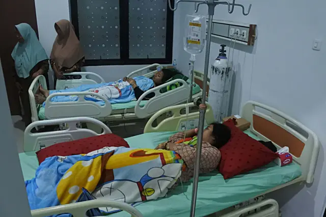 Dua santriwati korban atap asrama ambruk menjalani perawatan di RSUD Besuki, Situbondo, Jawa Timur, Rabu (29/10/2025).