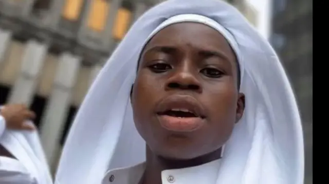 Aworan Peller to lo ibori funfun pẹlu aṣọ funfun to wọ sọrun