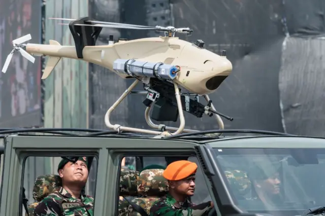 Sebuah drone bersenjata ditampilkan dalam parade HUT TNI ke-79 di Monas, Jakarta, pada 5 Oktober 2024.