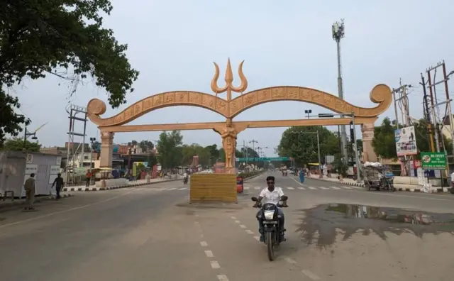 அயோத்தி: கோடிக்கணக்கில் செலவிட்டு நடந்த கட்டுமானப் பணிகள் முதல் மழைக்கு சேதமடைந்த பின்னணி 