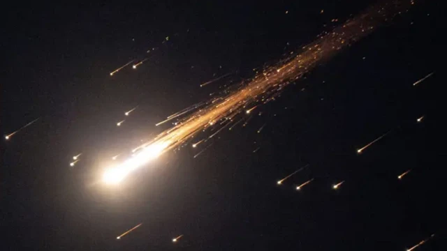 در شب، آتش موشک‌ها و پهپادها مانند بارش شهاب‌سنگ‌ها دیده می‌شود