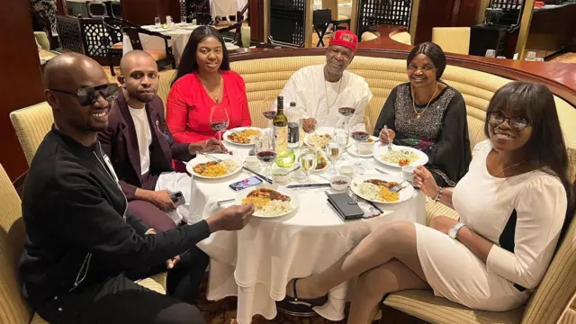 Foto Chief Ezeokafor, nwunye ya, nwa ya nwoke Jowizaza nakwa nwa ya nwaanyị Ifeoma Charity Ezeokafor n'otu mmemme ha gara