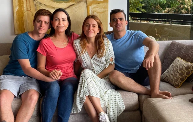 María Corina Machado con sus hijos