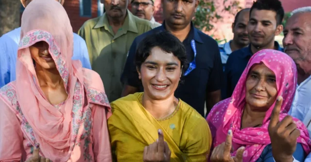 வாக்கு செலுத்திவிட்டு வந்த பின் வினேஷ் போகாட் 