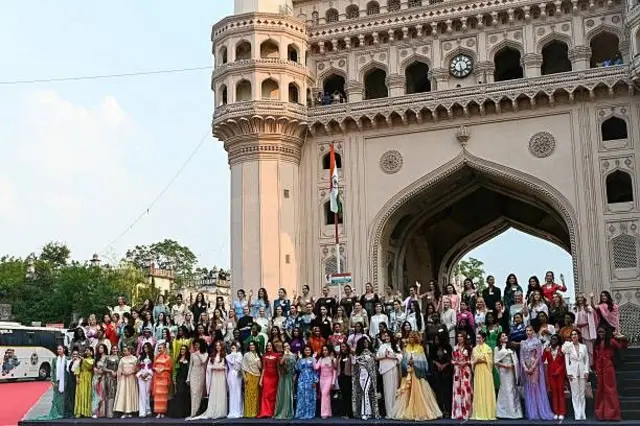 تاریخی چارمینار کے پاس مقابلۂ حسن میں شرکت کرنے والی اپنے اپنے ممالک میں مقابلہ حسن کی فاتح