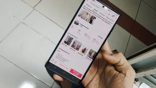 Pemilik toko milik pedagang di Pasar Tanah Abang, Lingga Muslim, menyebut penjualan terbesar dari TikTok. 