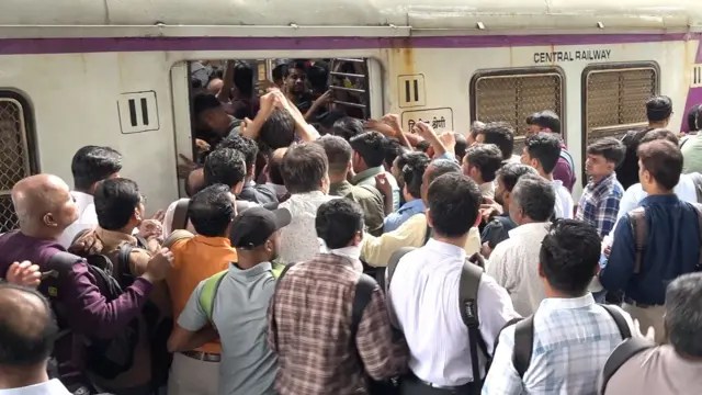 मुंबईच्या लोकलमधून रोज 68 लाख प्रवासी प्रवास करतात. 