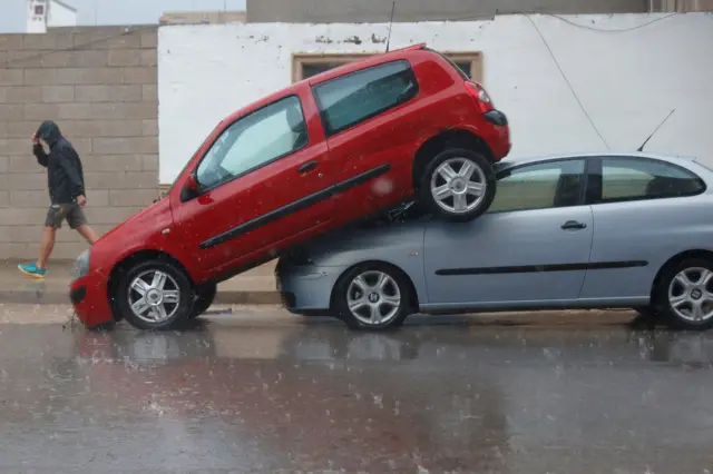 Un carro encima del otro.