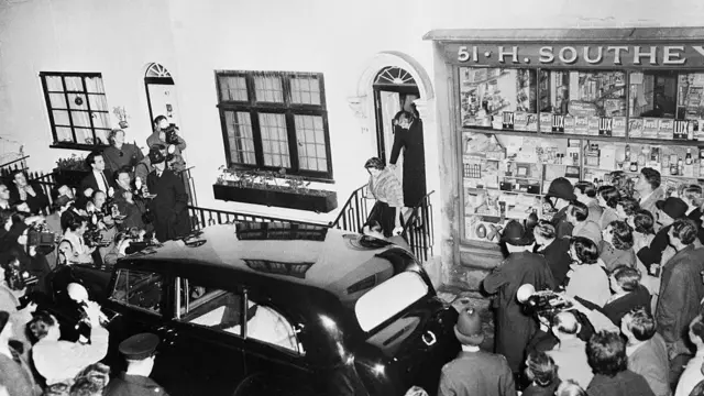 Принцеса Маргарет залишає дім друзів після пізньої вечері з Пітером Таунсендом, осяяна яскравим світлом камер. П'ять хвилин потому за нею слідом вийдеТаунсенд