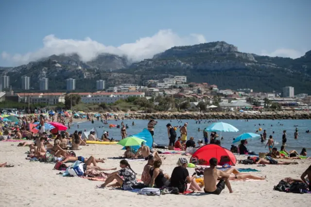 Bañistas en una playa de Francia