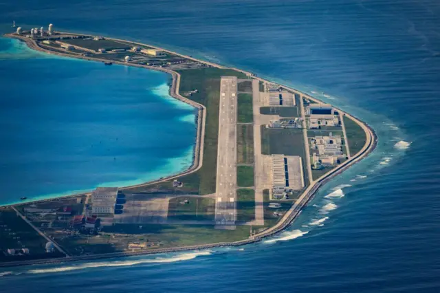 Trung Quốc xây đường băng, nhà cửa... trên một đảo nhân tạo tại đá Vành Khăn, quần đảo Trưởng Sa. Ảnh chụp ngày 25/10/2022.