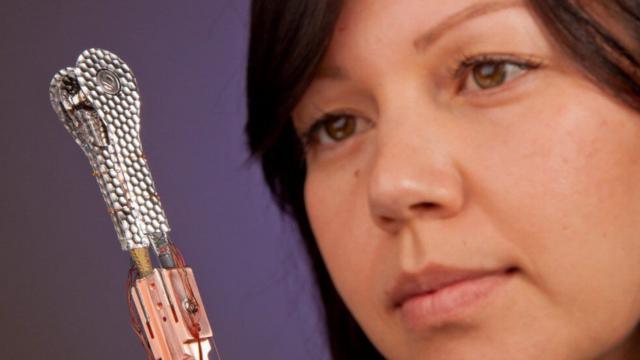 Mulher olha cápsulajogo de aposta que ganha dinheirocombustíveljogo de aposta que ganha dinheirodiamante