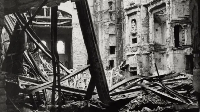 Hierros retorcidos y escombros en un edificio destruido. 