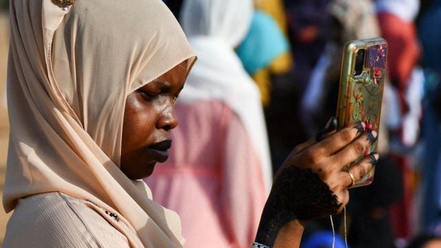 الحرب في السودان: الإنترنت والاتصالات خارج الخدمة وتحذيرات من تفشي الجوع - BBC News عربي
